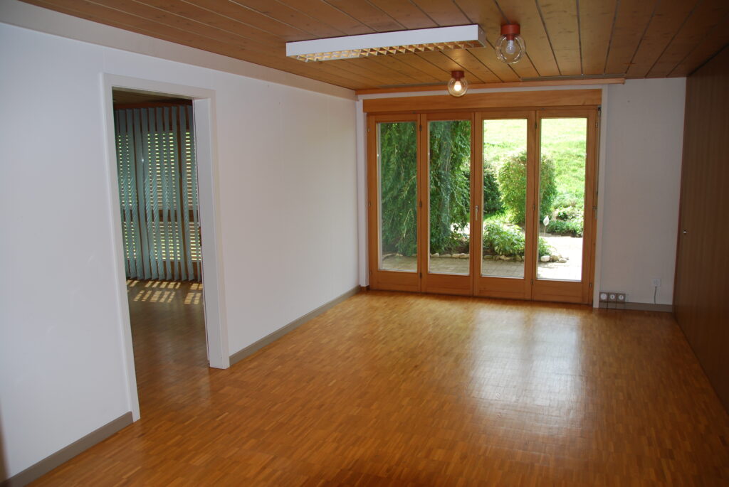Büroräumlichkeiten im EG mit Sitzplatz (2 Zimmer) Büroräumlichkeiten im EG mit Sitzplatz (2 Zimmer)