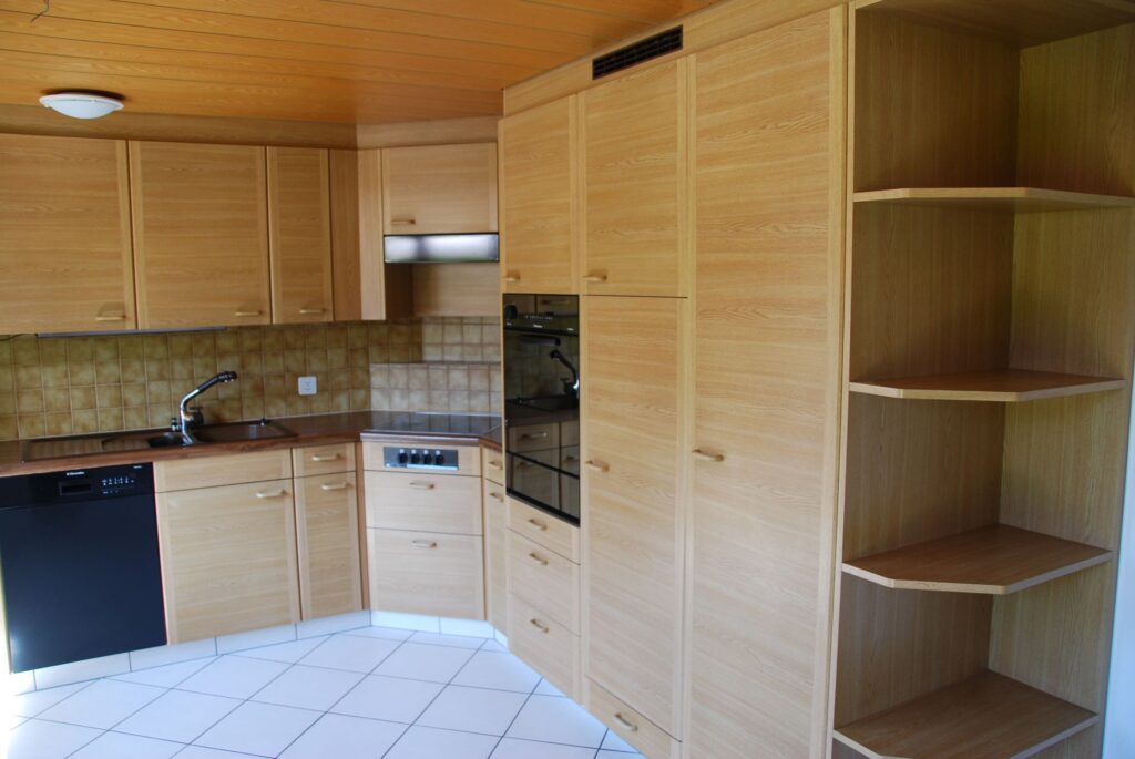 4.5 Zimmerwohnung neu renoviert mit Gartensitzplatz (A1) 4.5 Zimmerwohnung neu renoviert mit Gartensitzplatz (A1)