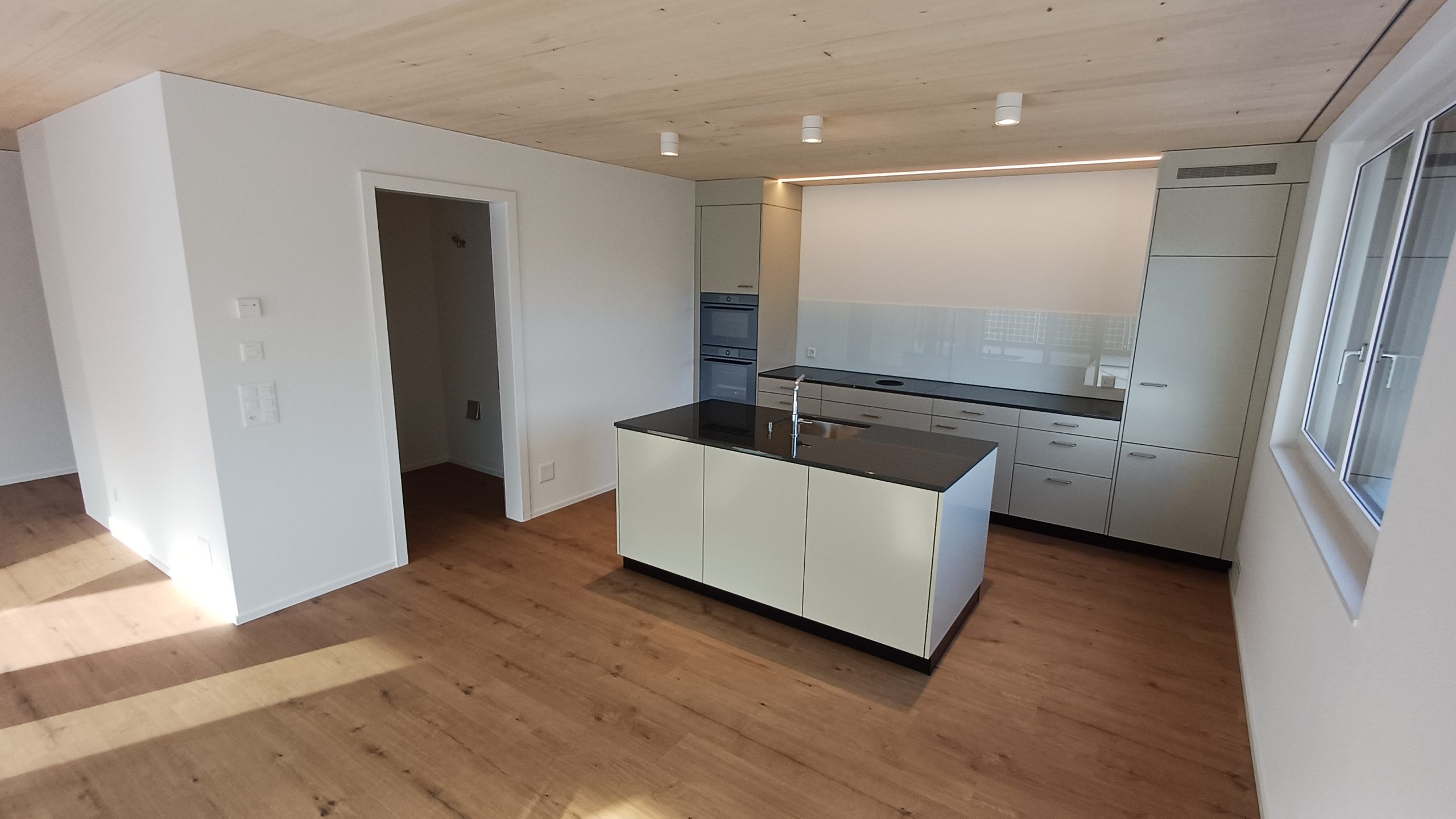 Erstvermietung: 5 Zi-Attika Wohnung (3OG) 140m2 mit Loggia und rundum Terrasse