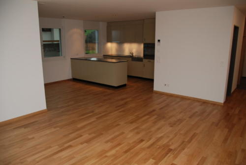 Altersresidenz Steinegg 3.5-Zi-Whg OG11 Wohnzimmer mit Küche 0073 (1)